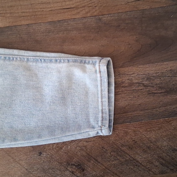 Time And True Womens Distressed Light Washed Jeans EUC - Picture 5 of 6